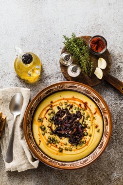 Otantik Yunan Fava tarifi, karamelize soğan, kırmızı biber ve kapari ile Orta Doğu sarı mercimek çorbası. kil tencere taş masanın üzerine Vegan sağlıklı gıda