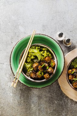 General Tso sos ve haşlanmış brokoli tofu ile basmati pirinç. tam sağlıklı vejetaryen öğle veya akşam yemeği taş bir tablo