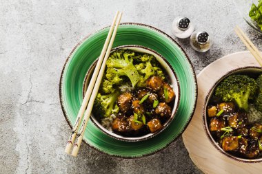 General Tso sos ve haşlanmış brokoli tofu ile basmati pirinç. tam sağlıklı vejetaryen öğle veya akşam yemeği taş bir tablo
