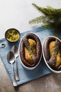 Çikolatalı kek puding armut ve fıstık unu olmadan. Ücretsiz Gluten. Masanın üstünde. tatil tatlı ve Noel ağacı dalı. Yeni yıl kış ruh hali