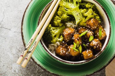 General Tso sos ve haşlanmış brokoli tofu ile basmati pirinç. tam sağlıklı vejetaryen öğle veya akşam yemeği taş bir tablo