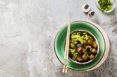 General Tso sos ve haşlanmış brokoli tofu ile basmati pirinç. tam sağlıklı vejetaryen öğle veya akşam yemeği taş bir tablo