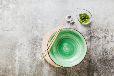 boş kaseler tablo ve Çin yemek çubukları. Japon tarzı masayı. taş bir masada