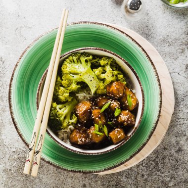 General Tso sos ve haşlanmış brokoli tofu ile basmati pirinç. tam sağlıklı vejetaryen öğle veya akşam yemeği taş bir tablo
