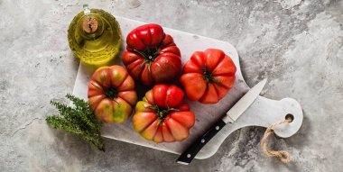 brandywine domates kesme tahtası üzerinde afiş. yemek yaz salata taze zeytinyağı, kekik. taş bir masada