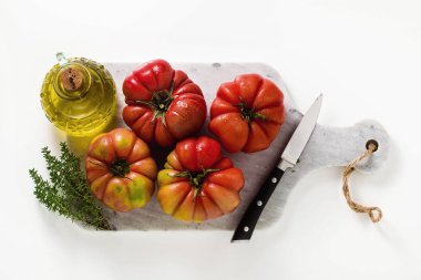 beyaz bir arka plan üzerinde Brandywine domates