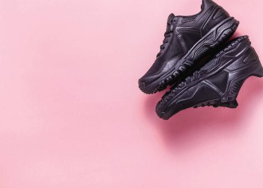 kırmızı taze meyve smoothies, pembe bir arka plan üzerinde siyah spor ayakkabı ve kulaklık ile mp3 çalar. Gençlik, müzik, spor ve sağlık kavramı