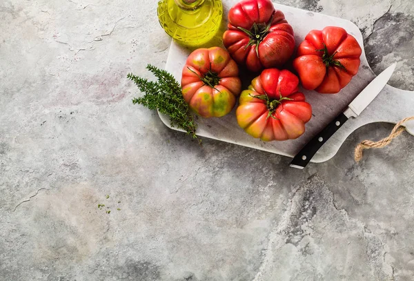 Weinbrandtomate Auf Einem Schneidebrett Sommersalat Mit Frischem Olivenöl Thymian Kochen — Stockfoto