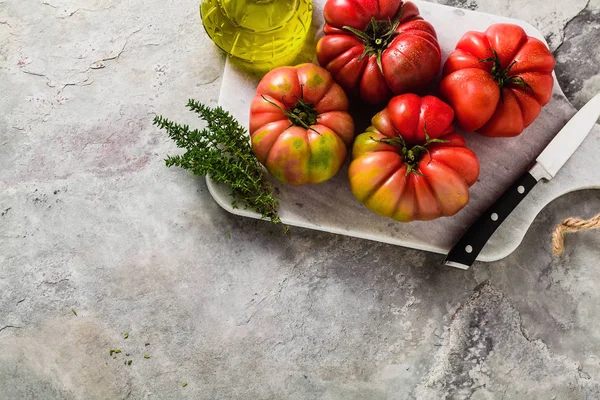 Weinbrandtomate Auf Einem Schneidebrett Sommersalat Mit Frischem Olivenöl Thymian Kochen — Stockfoto