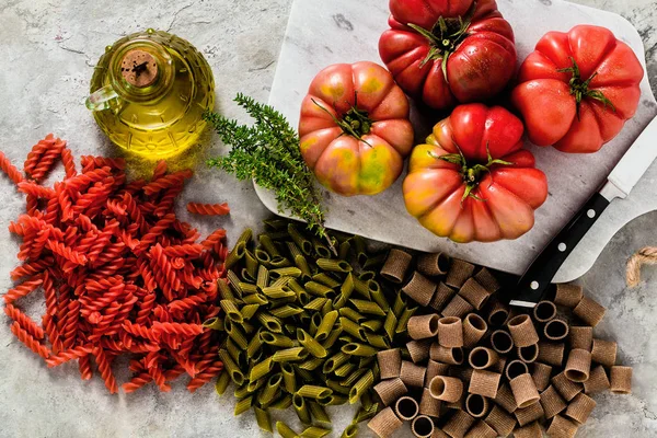 Mehrfarbige Glutenfreie Pasta Mit Zutaten Aus Denen Sie Auf Einem — Stockfoto