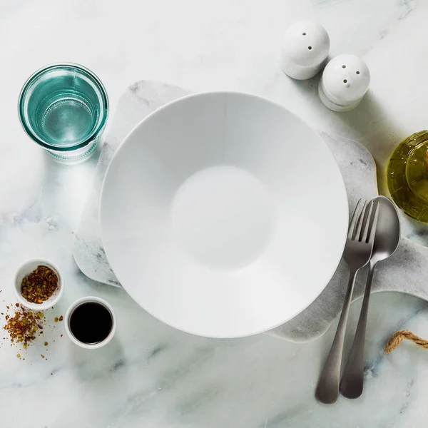 Plato Vacío Sobre Una Mesa Mármol — Foto de Stock