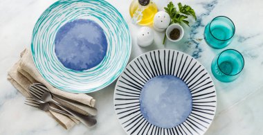 tablo, akşam yemeği veya öğle yemeği için ayarlama tablo tabakların afiş. şık mutfak eşyaları