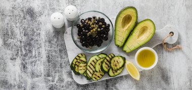 bahar salatası olgun avokado, kızarmış kabak, siyah zeytin, kapari ve limon sosu için malzemeler, sağlıklı vejetaryen mutfağı bütün aile veya parti için afiş