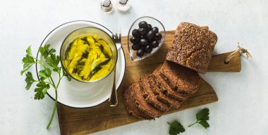 afiş zeytinyağı çavdar ekmeği, tuz ve biber tablo ile Marine sardalya. İtalyan Napoliten ev yapımı Akdeniz mutfağı tarifi. hafif yaz snack