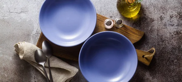 Banner Mit Leeren Tellern Auf Dem Tisch Tischdecken Zum Abendessen — Stockfoto