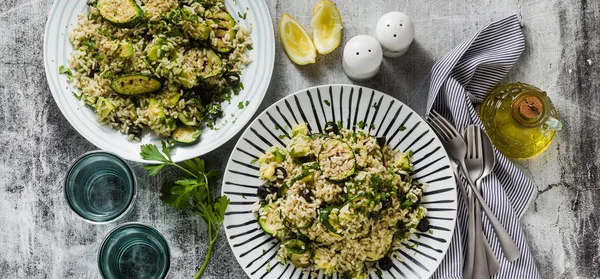 Bandeira Salada Com Arroz Com Abobrinha Abacate Azeitonas Alcaparras Receita — Fotografia de Stock