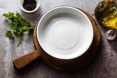 tablo, akşam yemeği veya öğle yemeği için ayarlama tablo tabakların. şık mutfak eşyaları