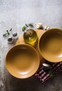 tablo, akşam yemeği veya öğle yemeği için ayarlama tablo tabakların. şık mutfak eşyaları