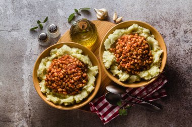 domates haşlanmış beyaz fasulyeli patates püresi. Vejetaryen mutfağı tarifi ısınma kış