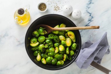 Brüksel lahanası yapışmaz tavada kızarmış. baharat ve zeytin yağı. yemek sağlıklı kış yemek