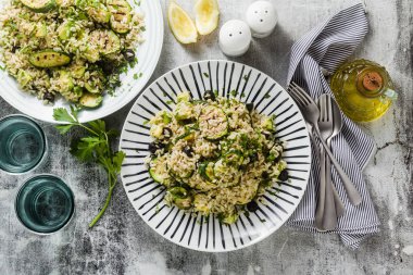 pirinç kabak, avokado, zeytin ve kapari salatası. Tüm aile veya parti için sağlıklı bahar yaz vejetaryen mutfağı tarifi