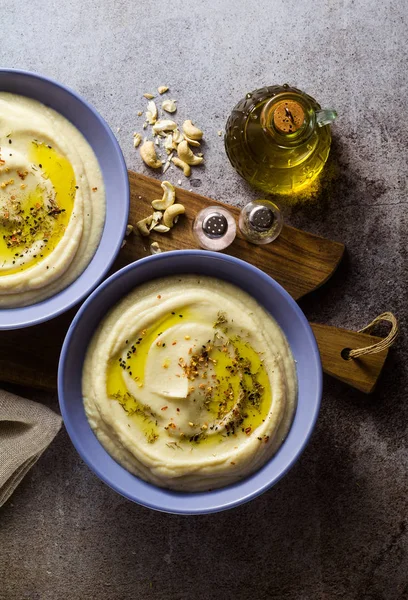 Blumenkohl Mit Cashewnüssen Tellern Auf Dem Tisch Mit Roggenbrot Gesunde — Stockfoto