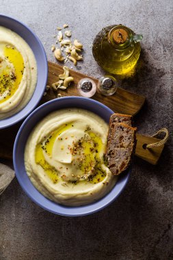 çavdar ekmeği tabloyla tabaklarda kaşu fındık püresi karnabahar. pişirme, vegan tarifi tüm aile veya arkadaş grubu yemek için sağlıklı kış