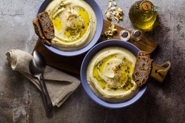 çavdar ekmeği tabloyla tabaklarda kaşu fındık püresi karnabahar. pişirme, vegan tarifi tüm aile veya arkadaş grubu yemek için sağlıklı kış