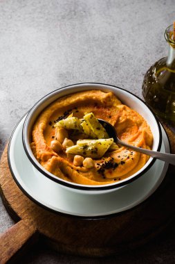 Tatlı patates ve konserve enginar ile lezzetli vejetaryen humus. siyah susam ile. Ortadoğu'nun lezzetli Aperatif