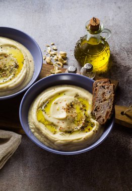 çavdar ekmeği tabloyla tabaklarda kaşu fındık püresi karnabahar. pişirme, vegan tarifi tüm aile veya arkadaş grubu yemek için sağlıklı kış