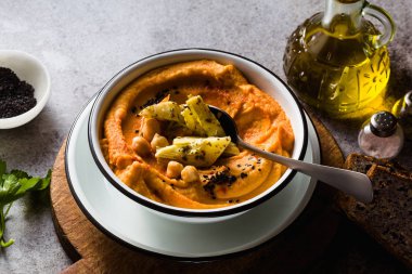 Tatlı patates ve konserve enginar ile lezzetli vejetaryen humus. siyah susam ile. Ortadoğu'nun lezzetli Aperatif