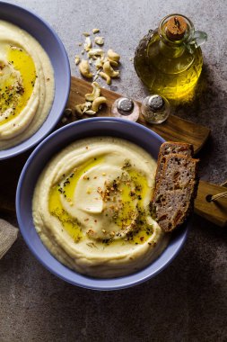 çavdar ekmeği tabloyla tabaklarda kaşu fındık püresi karnabahar. pişirme, vegan tarifi tüm aile veya arkadaş grubu yemek için sağlıklı kış