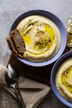 çavdar ekmeği tabloyla tabaklarda kaşu fındık püresi karnabahar. pişirme, vegan tarifi tüm aile veya arkadaş grubu yemek için sağlıklı kış