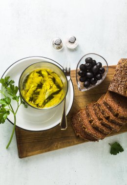 sardalye zeytinyağı çavdar ekmeği, tuz ile Marine ve masada biber. İtalyan Napoliten ev yapımı Akdeniz mutfağı tarifi. hafif yaz snack