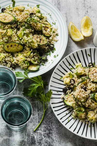 Salada Com Arroz Com Abobrinha Abacate Azeitonas Alcaparras Receita Cozinha — Fotografia de Stock