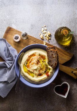 çavdar ekmeği tabloyla tabaklarda kaşu fındık püresi karnabahar. pişirme, vegan tarifi tüm aile veya arkadaş grubu yemek için sağlıklı kış