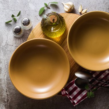 tablo, akşam yemeği veya öğle yemeği için ayarlama tablo tabakların. şık mutfak eşyaları