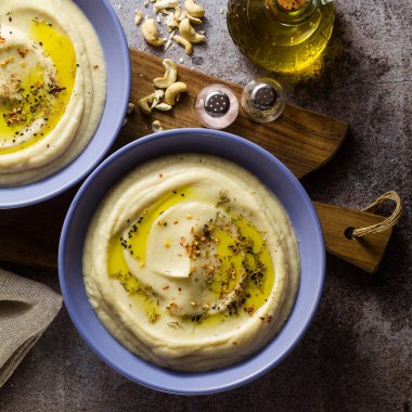 çavdar ekmeği tabloyla tabaklarda kaşu fındık püresi karnabahar. pişirme, vegan tarifi tüm aile veya arkadaş grubu yemek için sağlıklı kış