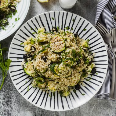 pirinç kabak, avokado, zeytin ve kapari salatası. Tüm aile veya parti için sağlıklı bahar yaz vejetaryen mutfağı tarifi