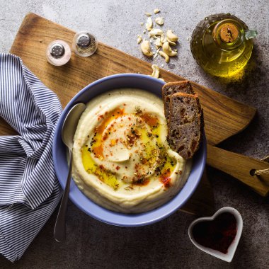 çavdar ekmeği tabloyla tabaklarda kaşu fındık püresi karnabahar. pişirme, vegan tarifi tüm aile veya arkadaş grubu yemek için sağlıklı kış