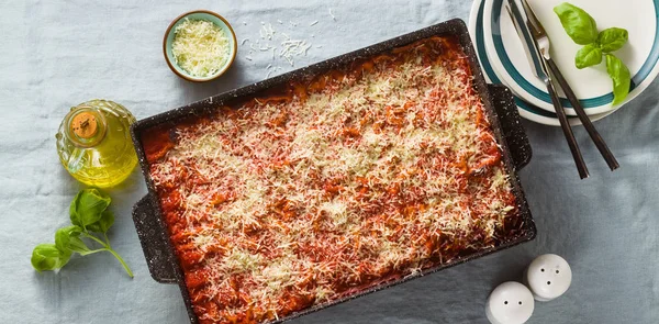Spanduk Lasagna Vegan Dengan Lentil Dan Kacang Polong Hijau Atas — Stok Foto
