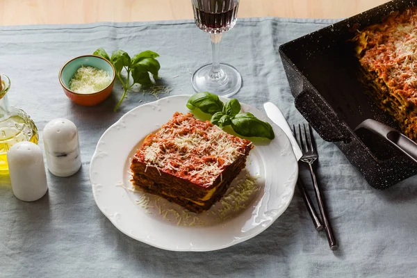 Lasagne Vegane Con Lenticchie Piselli Verdi Teglia Tavolo Con Tovaglia — Foto Stock