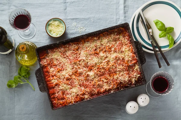 Lasagne Vegane Con Lenticchie Piselli Verdi Teglia Tavolo Con Tovaglia — Foto Stock