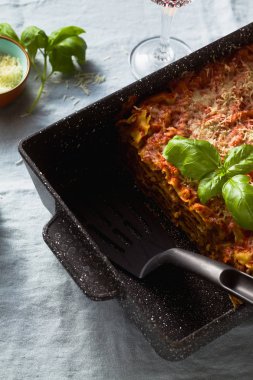 Mercimek ve bir fırın tepsisine bir mavi keten masa örtüsü ile bir tabloda yeşil bezelye ile vejeteryan lazanya. Bütün aile, parti veya restoran sağlıklı İtalyan mutfağı