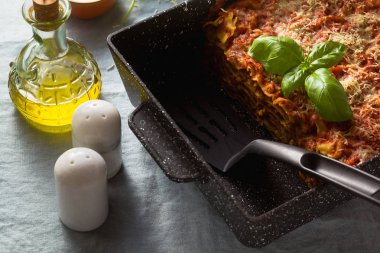 Mercimek ve bir fırın tepsisine bir mavi keten masa örtüsü ile bir tabloda yeşil bezelye ile vejeteryan lazanya. Bütün aile, parti veya restoran sağlıklı İtalyan mutfağı