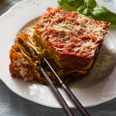 Mercimek ve bir fırın tepsisine bir mavi keten masa örtüsü ile bir tabloda yeşil bezelye ile vejeteryan lazanya. Bütün aile, parti veya restoran sağlıklı İtalyan mutfağı