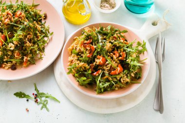 pirinç pişmiş biber, roka, zeytin ve Kapari salatası. Tüm aile veya parti için sağlıklı vegan bahar tarifi