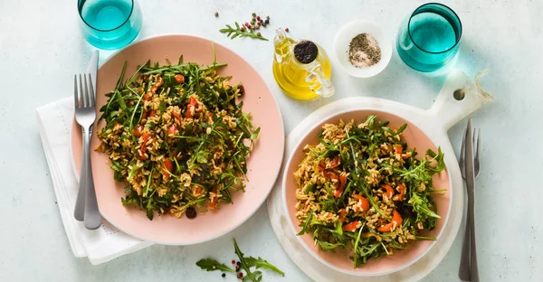 Bandeira Salada Arroz Com Pimentão Assado Arugula Azeitonas Alcaparras Receita — Fotografia de Stock