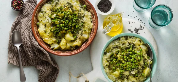 채식주의 Pizzoccheri 접시의 배너입니다 이탈리아 요리에서 적응된 레시피입니다 글루텐 — 스톡 사진