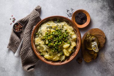 vegan pizzoccheri çanak. İtalyan mutfağı adapte bir tarifi. sağlıklı gluten ücretsiz beslenme